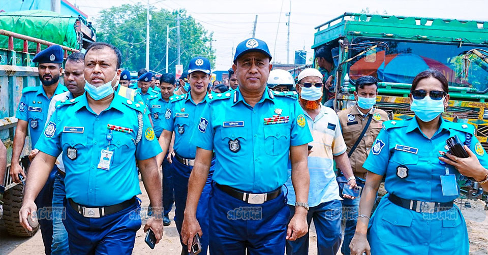 ঈদ উপলক্ষে নিরাপত্তা নিশ্চিতকরণে রাজশাহীর সিটি পশুর হাট পরিদর্শনে আরএমপি কমিশনার