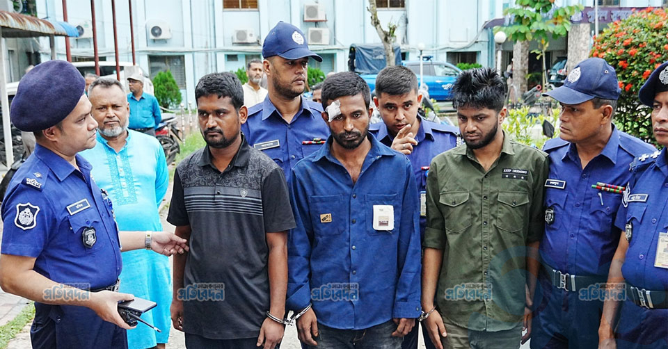 ঈদ সামনে রেখে কুমিল্লায় অস্ত্রসহ তিন ছিনতাইকারী গ্রেফতার: গুলির মুখে পুলিশ, উদ্ধার বিদেশি পিস্তল