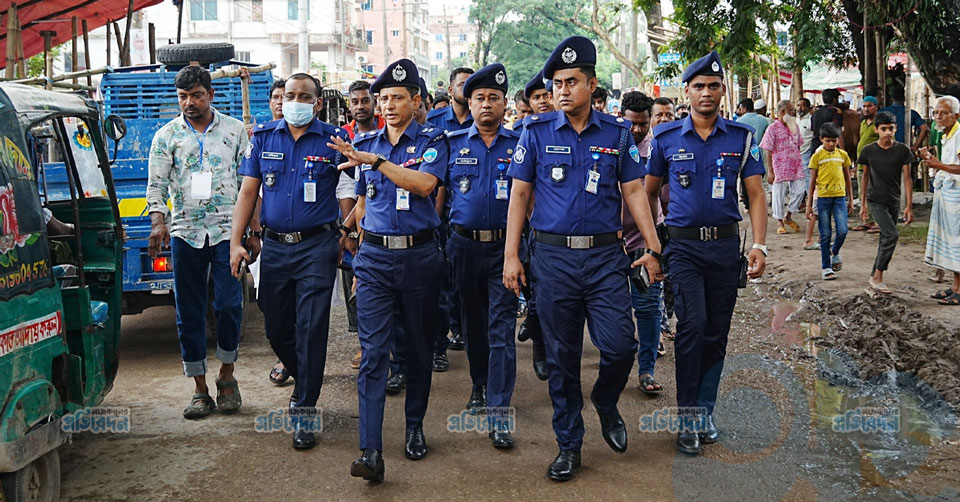 ঈদকে কেন্দ্র করে কুমিল্লায় গবাদিপশুর হাট পরিদর্শনে পুলিশ সুপার: চাঁদাবাজির বিরুদ্ধে কঠোর হুঁশিয়ারি