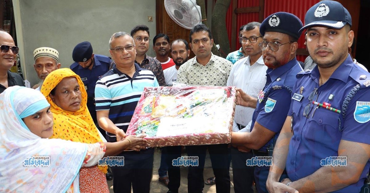 গণঅভ্যুত্থানে শহীদদের স্মরণে মুন্সীগঞ্জ জেলা পুলিশের শ্রদ্ধা ও সহমর্মিতাঃ ঈদ উপহার তুলে দিলেন পুলিশ সুপার