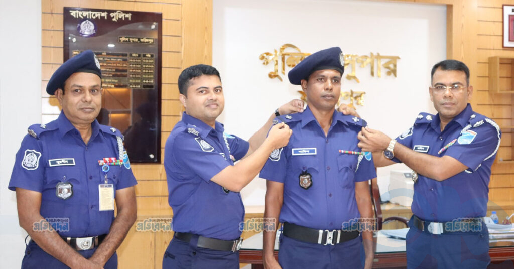 ফরিদপুরে মোঃ শাকিব ইবনে আলী’র এএসআই পদে পদোন্নতি, র‍্যাংক ব্যাজ পরালেন পুলিশ সুপার