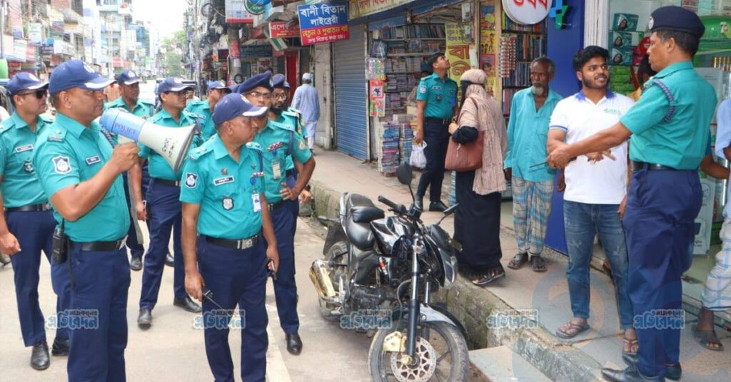 বরিশাল নগরীতে যানজট ও ফুটপাত দখলমুক্ত অভিযানে বিএমপি ট্রাফিক বিভাগ