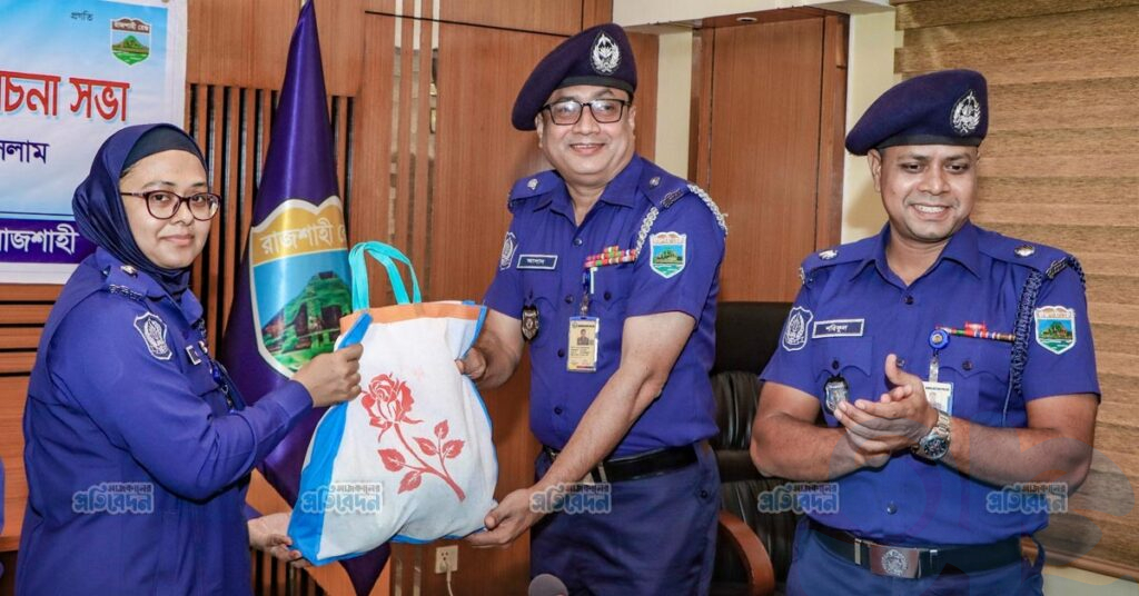 রাজশাহীতে জেলা পুলিশের মধ্যে আম বিতরণ করলেন পুলিশ সুপার ফারজানা ইসলাম